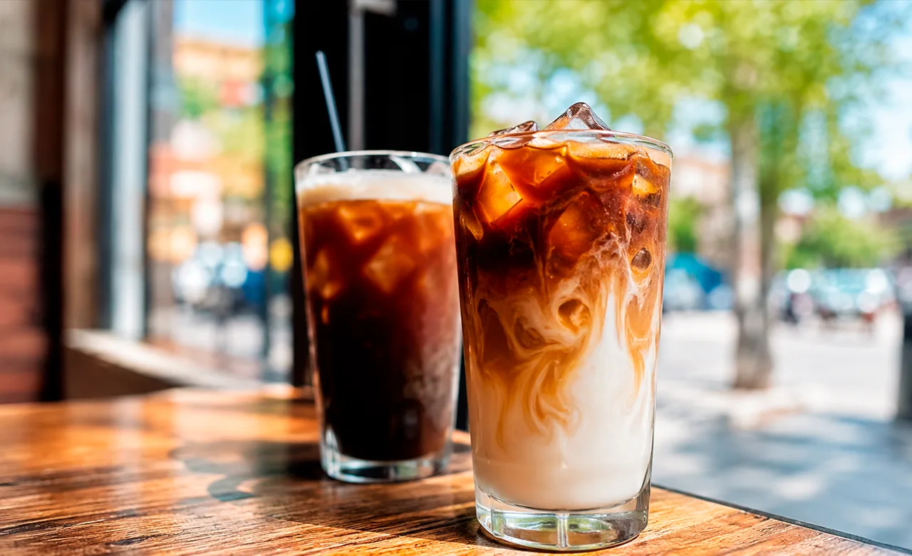 Кофе со льдом в кофейне